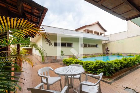 Casa à venda com 530m², 5 quartos e 5 vagas Casa à venda com 530m², 5 quartos e 5 vagasÁrea comum - Piscina