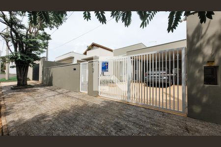 Casa de condomínio à venda com 445m², 3 quartos e 2 vagas Casa de condomínio à venda com 445m², 3 quartos e 2 vagasFachada