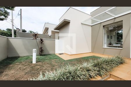 Casa de condomínio à venda com 445m², 3 quartos e 2 vagas Casa de condomínio à venda com 445m², 3 quartos e 2 vagasFachada