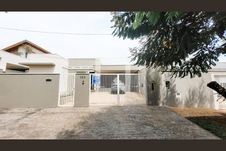 Casa de condomínio à venda com 445m², 3 quartos e 2 vagas Casa de condomínio à venda com 445m², 3 quartos e 2 vagasFachada