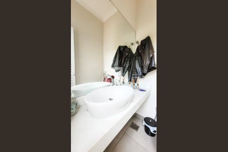 Casa de condomínio à venda com 445m², 3 quartos e 2 vagas Casa de condomínio à venda com 445m², 3 quartos e 2 vagasBanheiro de serviço