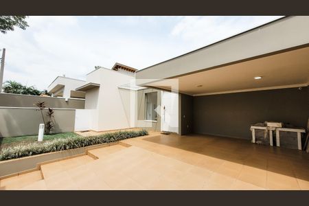 Casa de condomínio à venda com 445m², 3 quartos e 2 vagas Casa de condomínio à venda com 445m², 3 quartos e 2 vagasFachada