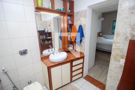 Apartamento à venda com 280m², 4 quartos e 2 vagas Apartamento à venda com 280m², 4 quartos e 2 vagasBanheiro da Suíte 2