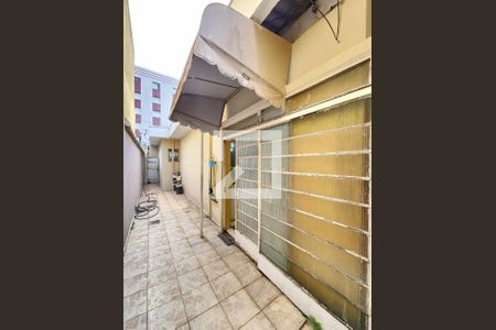 Casa à venda com 384m², 4 quartos e 4 vagasCorredor lateral 1 andar