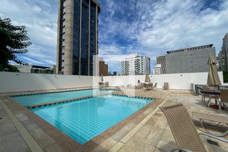 Apartamento à venda com 175m², 4 quartos e 3 vagas Apartamento à venda com 175m², 4 quartos e 3 vagasÁrea comum - Piscina