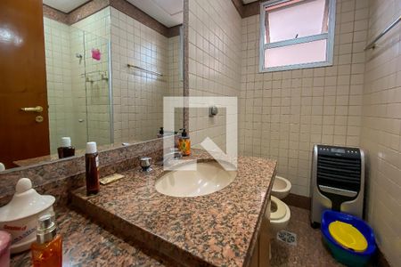 Apartamento à venda com 175m², 4 quartos e 3 vagas Apartamento à venda com 175m², 4 quartos e 3 vagasBanheiro da Suíte 1