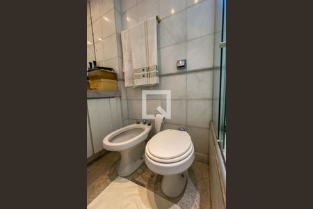 Apartamento à venda com 175m², 4 quartos e 3 vagas Apartamento à venda com 175m², 4 quartos e 3 vagasBanheiro da Suíte 2
