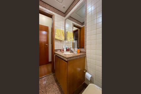 Apartamento à venda com 175m², 4 quartos e 3 vagas Apartamento à venda com 175m², 4 quartos e 3 vagasBanheiro da Suíte 1