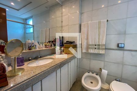 Apartamento à venda com 175m², 4 quartos e 3 vagas Apartamento à venda com 175m², 4 quartos e 3 vagasBanheiro da Suíte 2