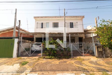 Casa à venda com 210m², 3 quartos e 4 vagas Casa à venda com 210m², 3 quartos e 4 vagasFachada