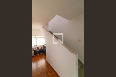 Casa à venda com 210m², 3 quartos e 4 vagas Casa à venda com 210m², 3 quartos e 4 vagasEscada