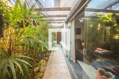 Casa à venda com 300m², 4 quartos e 3 vagas Casa à venda com 300m², 4 quartos e 3 vagasVaranda