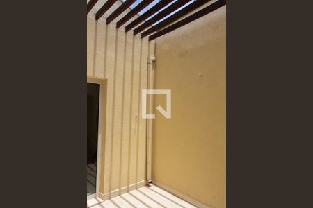 Casa à venda com 360m², 5 quartos e 4 vagas Casa à venda com 360m², 5 quartos e 4 vagasÁREA DE LUZ QUARTO 3