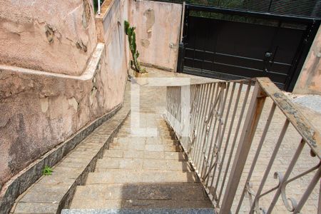 Casa à venda com 360m², 5 quartos e 4 vagas Casa à venda com 360m², 5 quartos e 4 vagasÁREA EXTERNA - ESCADAS