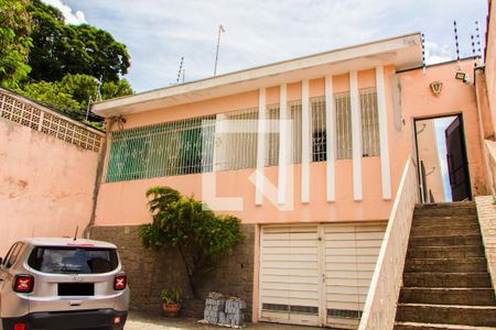 Casa à venda com 360m², 5 quartos e 4 vagas Casa à venda com 360m², 5 quartos e 4 vagasÁREA EXTERNA