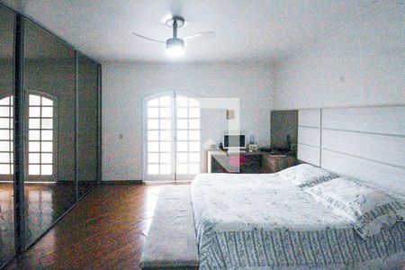 Casa à venda com 300m², 3 quartos e 2 vagas Casa à venda com 300m², 3 quartos e 2 vagasSuite