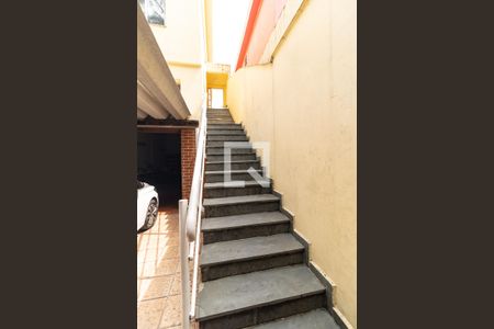 Casa à venda com 167m², 4 quartos e 4 vagas Casa à venda com 167m², 4 quartos e 4 vagasEscada