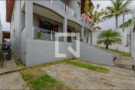 Casa à venda com 355m², 4 quartos e 4 vagas Casa à venda com 355m², 4 quartos e 4 vagasEntrada - Varanda