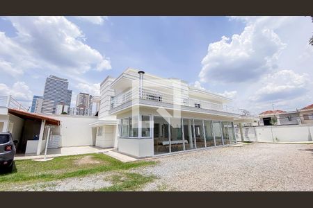 Casa à venda com 560m², 6 quartos e 25 vagas Casa à venda com 560m², 6 quartos e 25 vagasQuintal