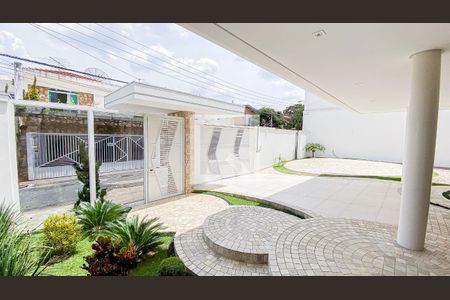 Casa à venda com 560m², 6 quartos e 25 vagas Casa à venda com 560m², 6 quartos e 25 vagasQuintal - Garagem