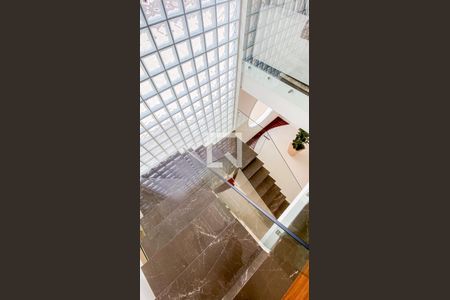 Casa à venda com 560m², 6 quartos e 25 vagas Casa à venda com 560m², 6 quartos e 25 vagasEscada