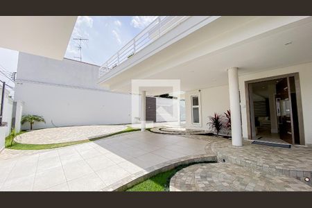 Casa à venda com 560m², 6 quartos e 25 vagas Casa à venda com 560m², 6 quartos e 25 vagasQuintal - Garagem