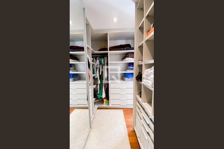 Casa à venda com 560m², 6 quartos e 25 vagas Casa à venda com 560m², 6 quartos e 25 vagasCloset da suíte 1