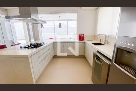 Casa à venda com 560m², 6 quartos e 25 vagas Casa à venda com 560m², 6 quartos e 25 vagasCozinha