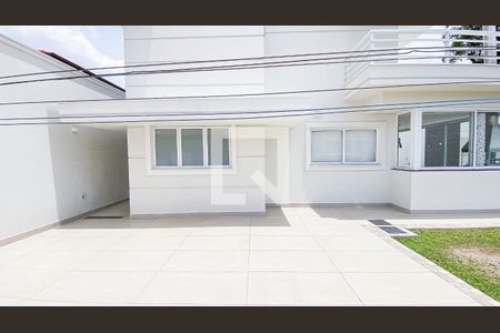 Casa à venda com 560m², 6 quartos e 25 vagas Casa à venda com 560m², 6 quartos e 25 vagasQuintal