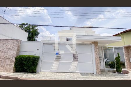 Casa à venda com 560m², 6 quartos e 25 vagas Casa à venda com 560m², 6 quartos e 25 vagasFachada