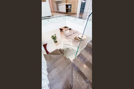 Casa à venda com 560m², 6 quartos e 25 vagas Casa à venda com 560m², 6 quartos e 25 vagasEscada