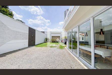 Casa à venda com 560m², 6 quartos e 25 vagas Casa à venda com 560m², 6 quartos e 25 vagasQuintal