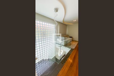 Casa à venda com 560m², 6 quartos e 25 vagas Casa à venda com 560m², 6 quartos e 25 vagasEscada