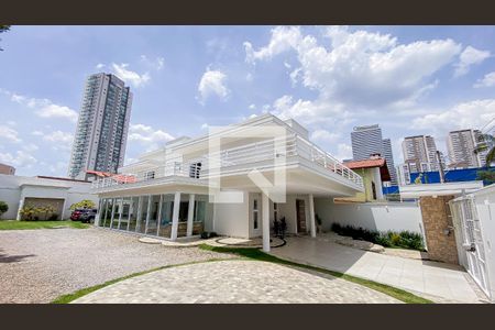 Casa à venda com 560m², 6 quartos e 25 vagas Casa à venda com 560m², 6 quartos e 25 vagasQuintal