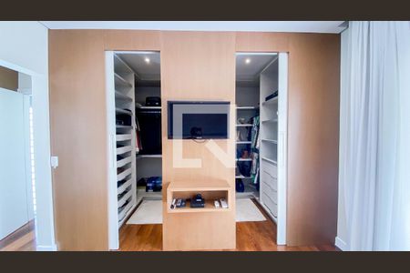 Casa à venda com 560m², 6 quartos e 25 vagas Casa à venda com 560m², 6 quartos e 25 vagasCloset da suíte 1