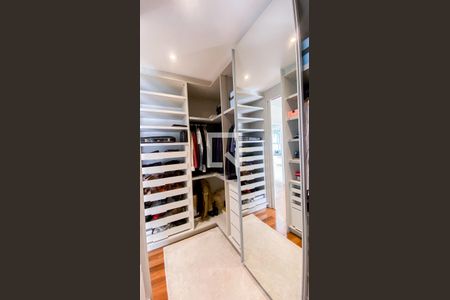 Casa à venda com 560m², 6 quartos e 25 vagas Casa à venda com 560m², 6 quartos e 25 vagasCloset da suíte 1