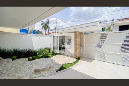 Casa à venda com 560m², 6 quartos e 25 vagas Casa à venda com 560m², 6 quartos e 25 vagasQuintal - Garagem