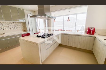 Casa à venda com 560m², 6 quartos e 25 vagas Casa à venda com 560m², 6 quartos e 25 vagasCozinha