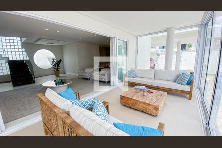 Casa à venda com 560m², 6 quartos e 25 vagas Casa à venda com 560m², 6 quartos e 25 vagasVaranda gourmet