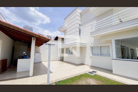 Casa à venda com 560m², 6 quartos e 25 vagas Casa à venda com 560m², 6 quartos e 25 vagasQuintal