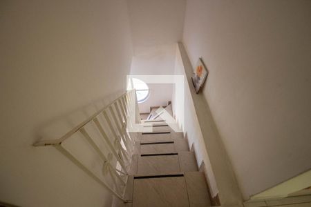 Casa à venda com 125m², 3 quartos e 1 vaga Casa à venda com 125m², 3 quartos e 1 vagaEscada