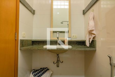 Casa à venda com 180m², 3 quartos e 4 vagas Casa à venda com 180m², 3 quartos e 4 vagasBanheiro