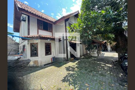 Casa para alugar com 245m², 4 quartos e 5 vagas Casa para alugar com 245m², 4 quartos e 5 vagasÁrea Externa