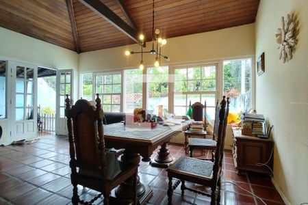 Casa de condomínio à venda com 360m², 3 quartos e 2 vagasSala