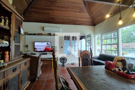 Casa de condomínio à venda com 360m², 3 quartos e 2 vagasSala