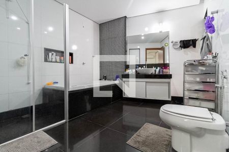 Apartamento à venda com 210m², 4 quartos e 2 vagasBanheiro da suíte 