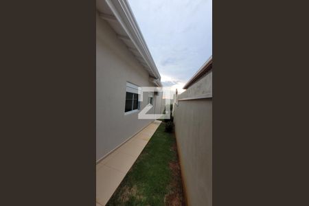 Casa de condomínio à venda com 180m², 3 quartos e 3 vagas Casa de condomínio à venda com 180m², 3 quartos e 3 vagasÁrea externa