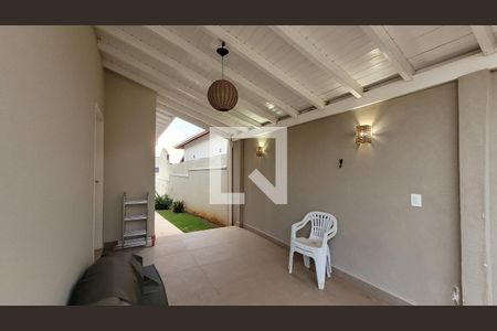 Casa de condomínio à venda com 180m², 3 quartos e 3 vagas Casa de condomínio à venda com 180m², 3 quartos e 3 vagasÁrea externa