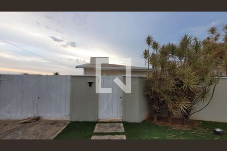 Casa de condomínio à venda com 180m², 3 quartos e 3 vagas Casa de condomínio à venda com 180m², 3 quartos e 3 vagasFachada