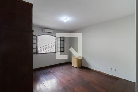 Casa à venda com 360m², 4 quartos e 3 vagas Casa à venda com 360m², 4 quartos e 3 vagasSuíte